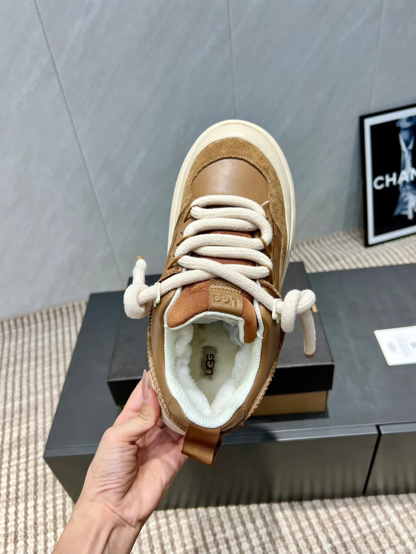 Factory: Couple P620💰 "Exclusive top version" UGG~25vs popular platform thick-soled casual shoes series... [Couple's thick-soled Maori casual shoes] A shoe that will not clash with shirts, simple partition design ➕ spotted outsole, silk curly upper, a must-have for autumn and winter, can be worn with any pants or skirt, very comfortable and good-looking... ❶Fabric: Original customized cow ➕ Sheepskin ❷Inner lining: original customized wool ❸Feet: original customized sheepskin ❹Outsole: original molded foam outsole ❺Number: 35-44 (Female 41. Male 45. Customized, non-returnable) ❻Packaging: Original full set of packaging ☀Color: Official website updated simultaneously